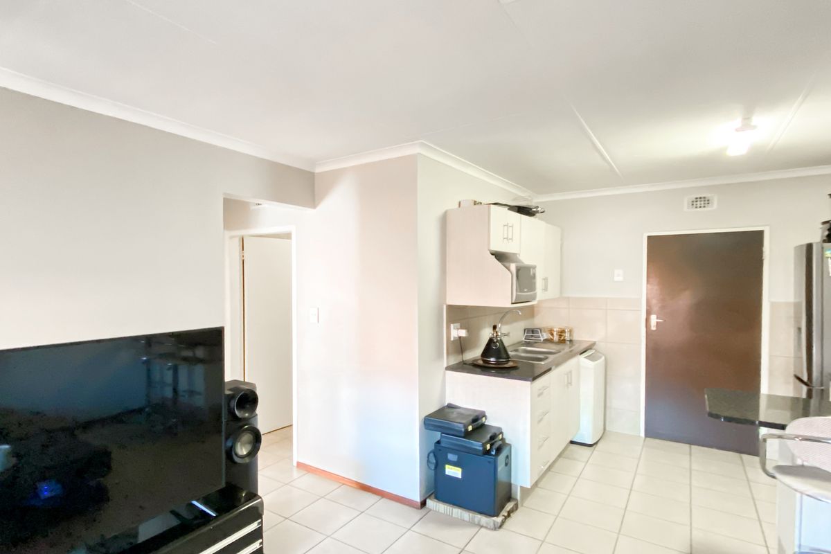 Modern Comfort in San Ridge Heights, Midrand - Photo 5