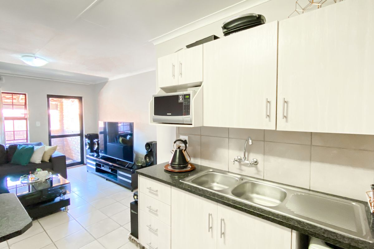 Modern Comfort in San Ridge Heights, Midrand - Photo 4