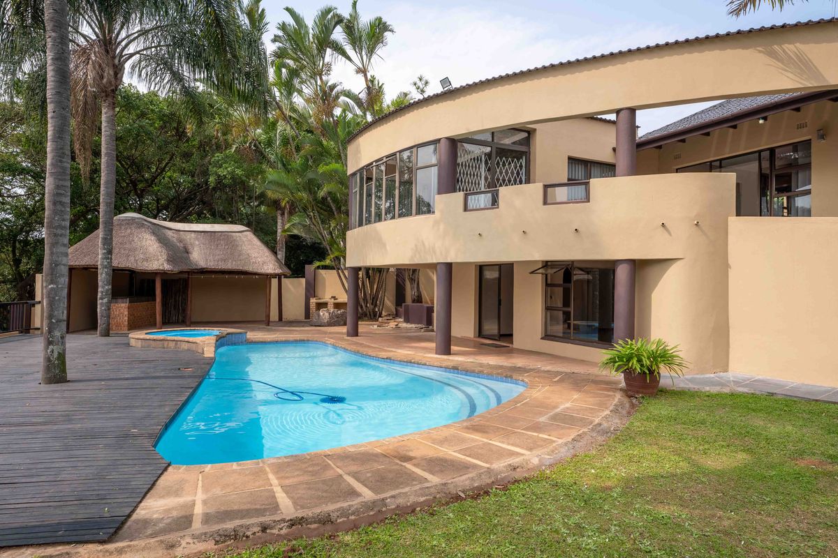 Exquisite Residence: Amanzimtoti's Premier  5 Bedroom, 3 Bathroom Oasis - Photo 2