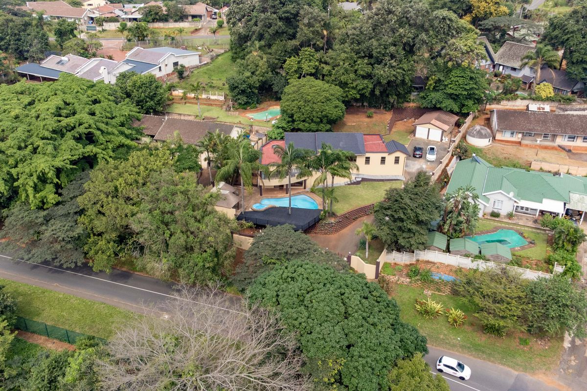 Exquisite Residence: Amanzimtoti's Premier  5 Bedroom, 3 Bathroom Oasis - Photo 4