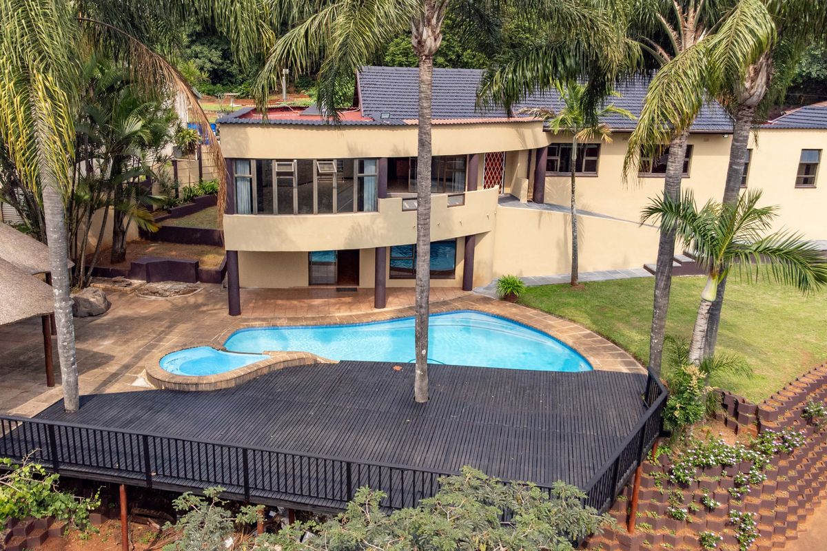 Exquisite Residence: Amanzimtoti's Premier  5 Bedroom, 3 Bathroom Oasis - Photo 3