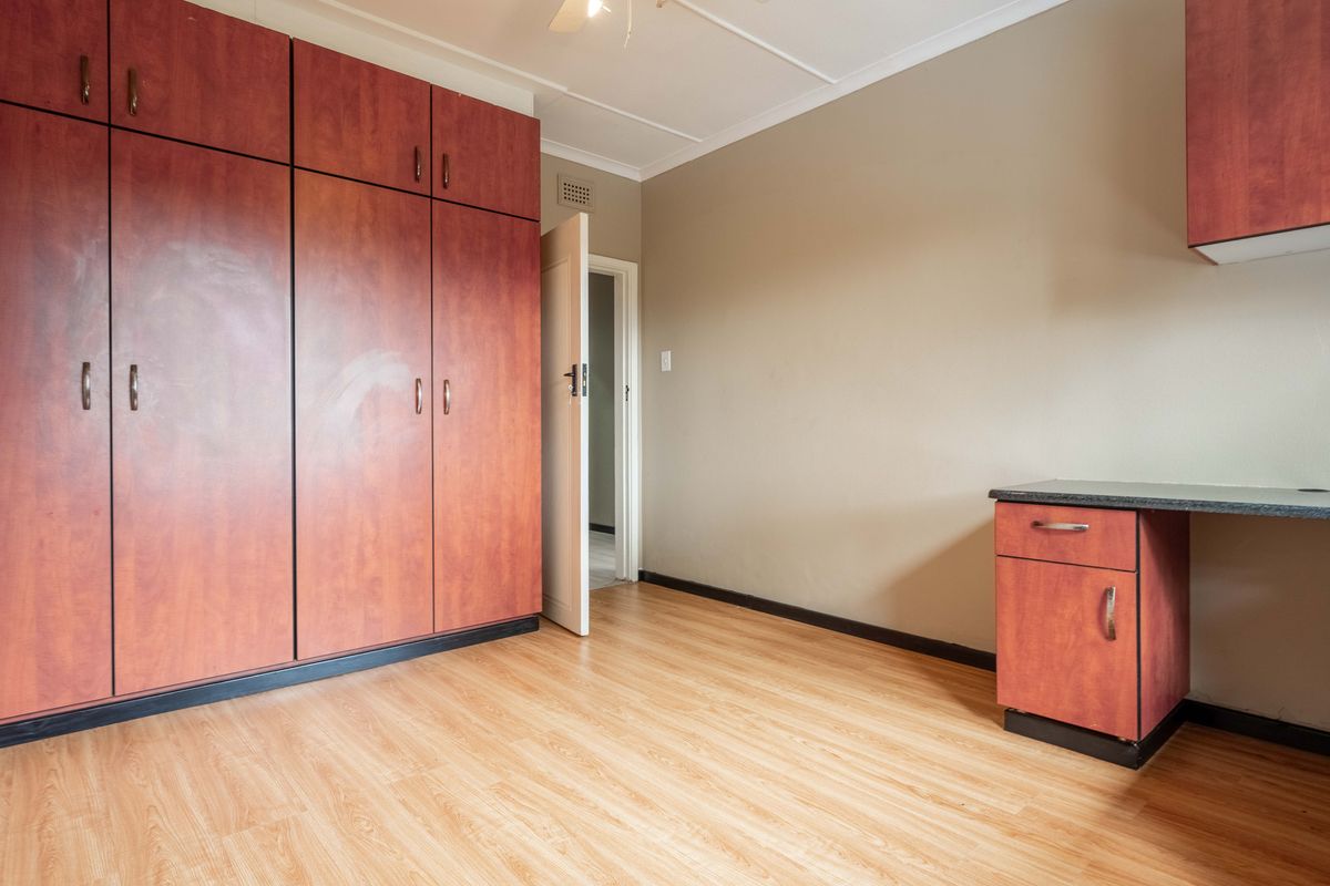 Exquisite Residence: Amanzimtoti's Premier  5 Bedroom, 3 Bathroom Oasis - Photo 5