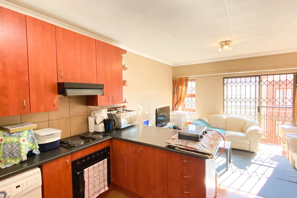 2 Bed and 1 bath cozy first floor apartment - Photo 5