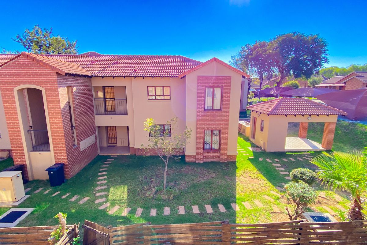 2 Bed and 1 bath cozy first floor apartment - Photo 2