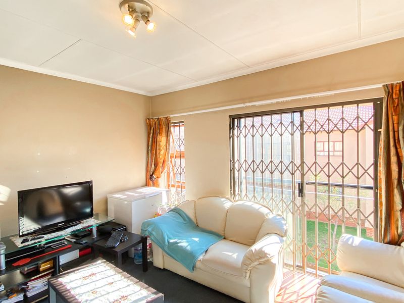 2 Bed and 1 bath cozy first floor apartment - Photo 8