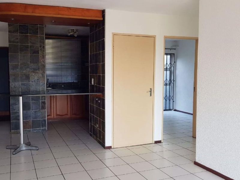 Neat Two Bedroom Apartment - Photo 3