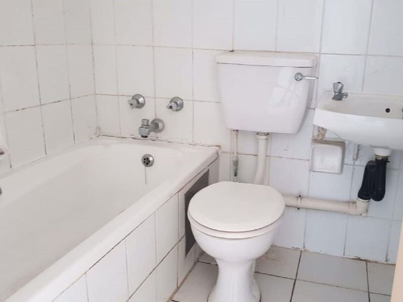 Neat Two Bedroom Apartment - Photo 6