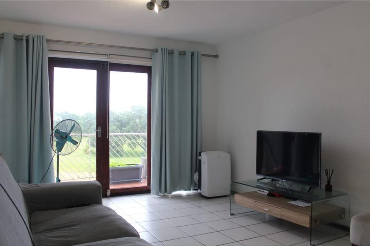 Neat Two Bedroom Apartment - Photo 2