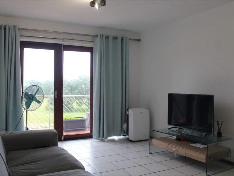 Neat Two Bedroom Apartment - Photo 2