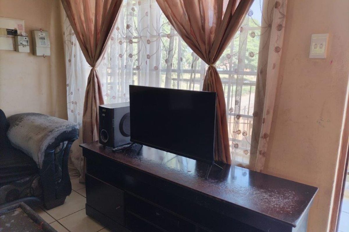 CHARMING FIXER-UPPER WITH GREAT POTENTIAL AT EAST END FOR SALE - Photo 5