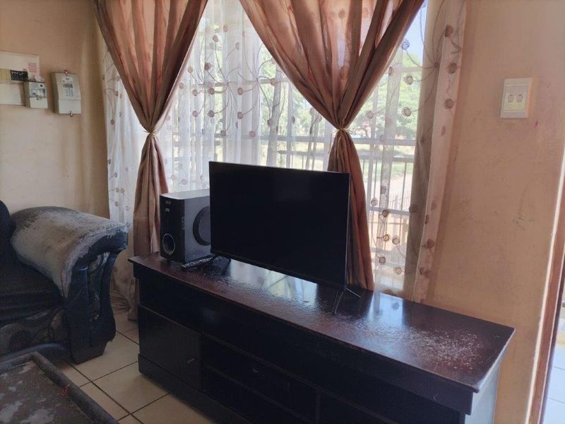 CHARMING FIXER-UPPER WITH GREAT POTENTIAL AT EAST END FOR SALE - Photo 5