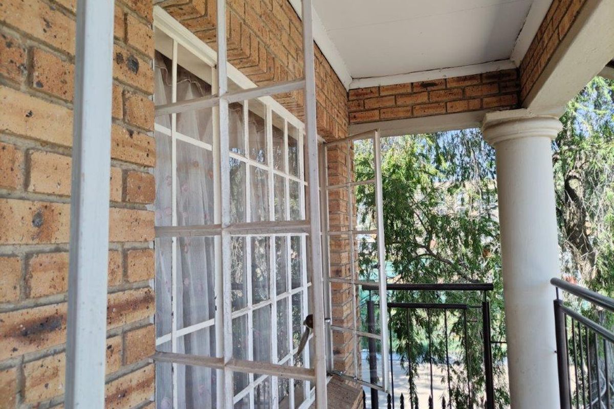 CHARMING FIXER-UPPER WITH GREAT POTENTIAL AT EAST END FOR SALE - Photo 4