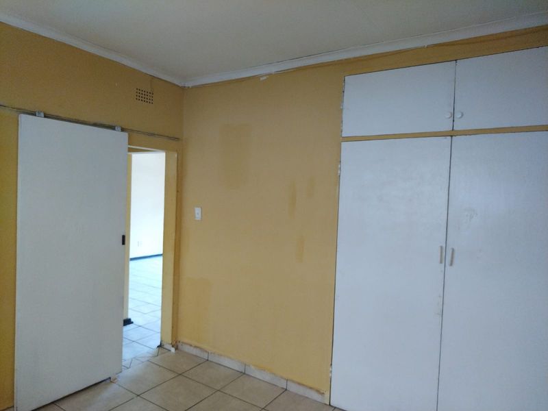 Investor Alert! High-Potential 2-Bedroom Apartment in a Busy Rental Area - Photo 8