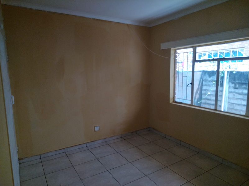 Investor Alert! High-Potential 2-Bedroom Apartment in a Busy Rental Area - Photo 7