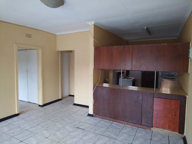 Investor Alert! High-Potential 2-Bedroom Apartment in a Busy Rental Area - Photo 6