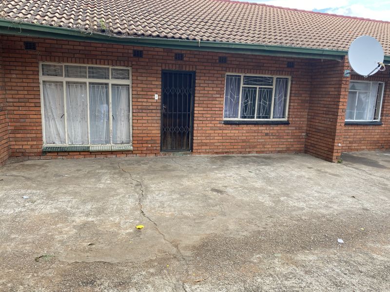 Investor Alert! High-Potential 2-Bedroom Apartment in a Busy Rental Area - Photo 2