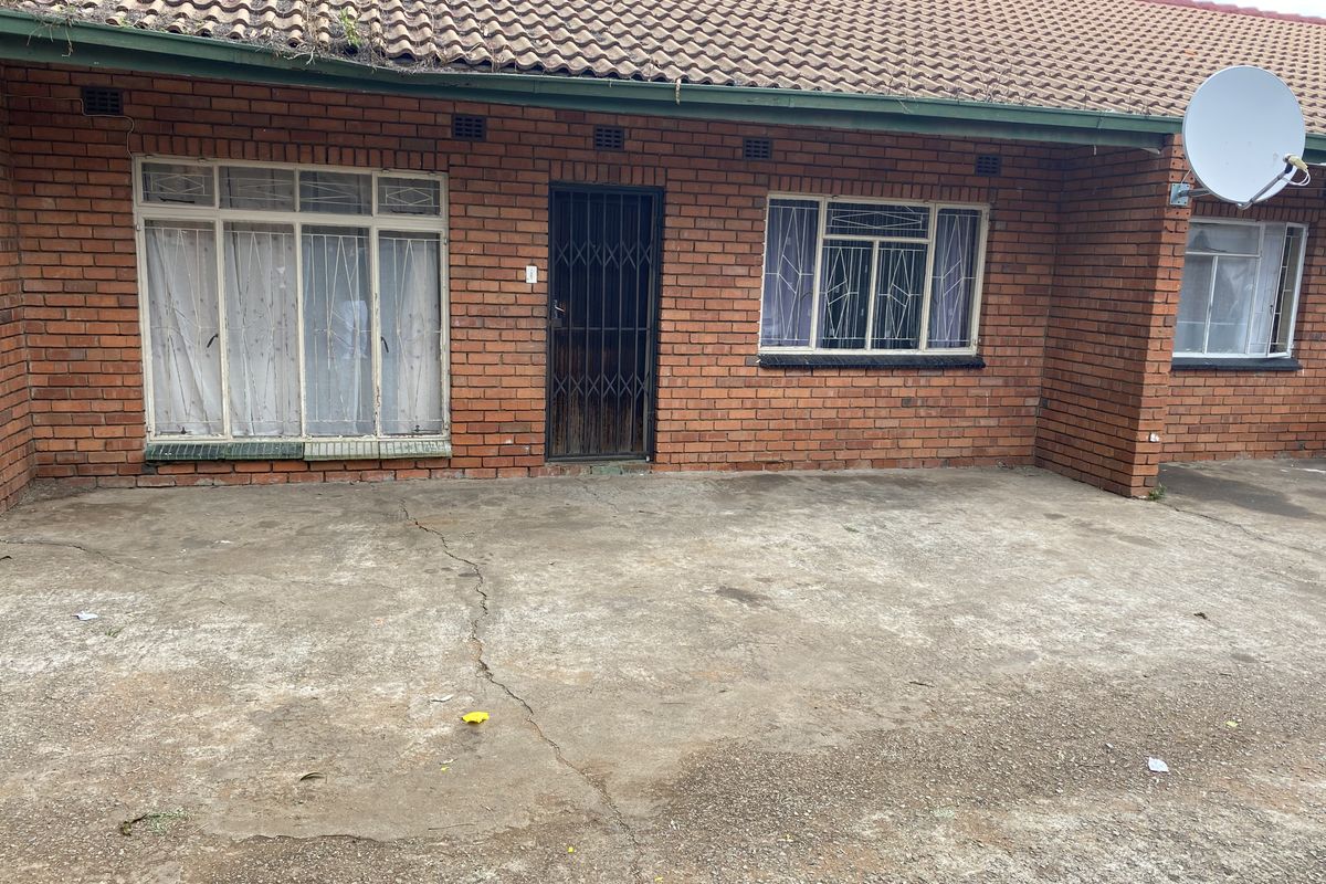 Investor Alert! High-Potential 2-Bedroom Apartment in a Busy Rental Area - Photo 2