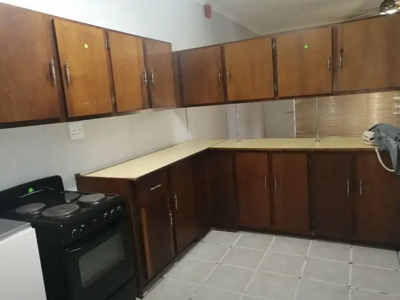 Investor Alert! High-Potential 2-Bedroom Apartment in a Busy Rental Area - Photo 4