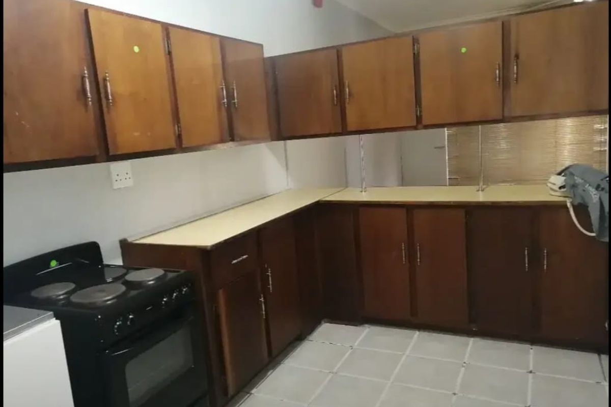 Investor Alert! High-Potential 2-Bedroom Apartment in a Busy Rental Area - Photo 4