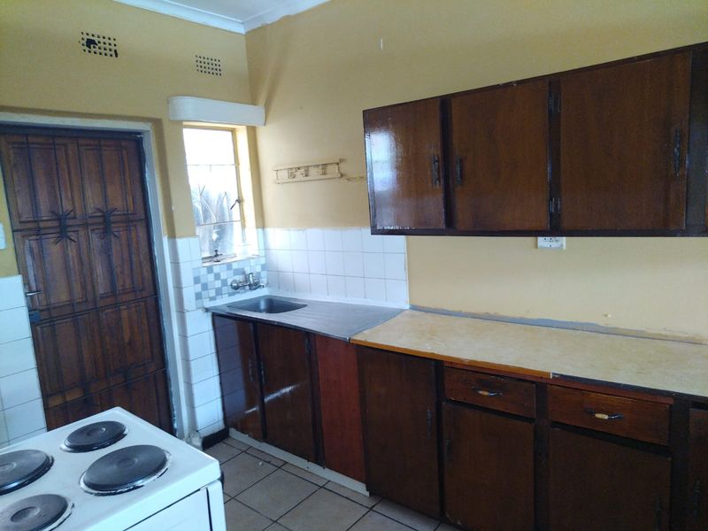 Investor Alert! High-Potential 2-Bedroom Apartment in a Busy Rental Area - Photo 5