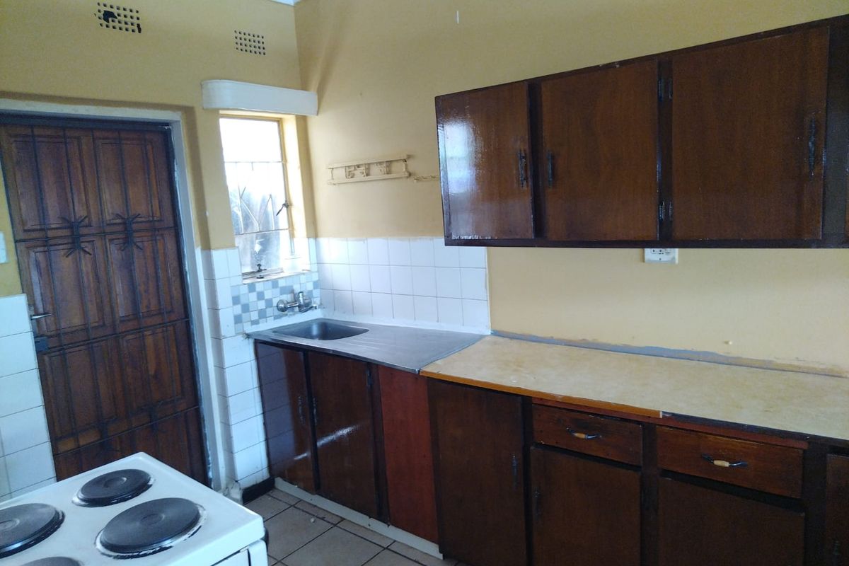 Investor Alert! High-Potential 2-Bedroom Apartment in a Busy Rental Area - Photo 5