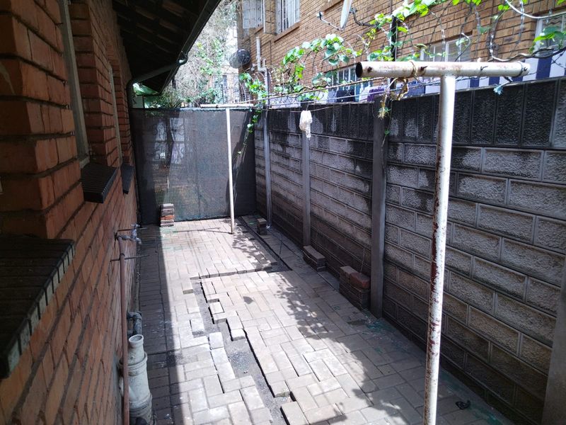 Investor Alert! High-Potential 2-Bedroom Apartment in a Busy Rental Area - Photo 9