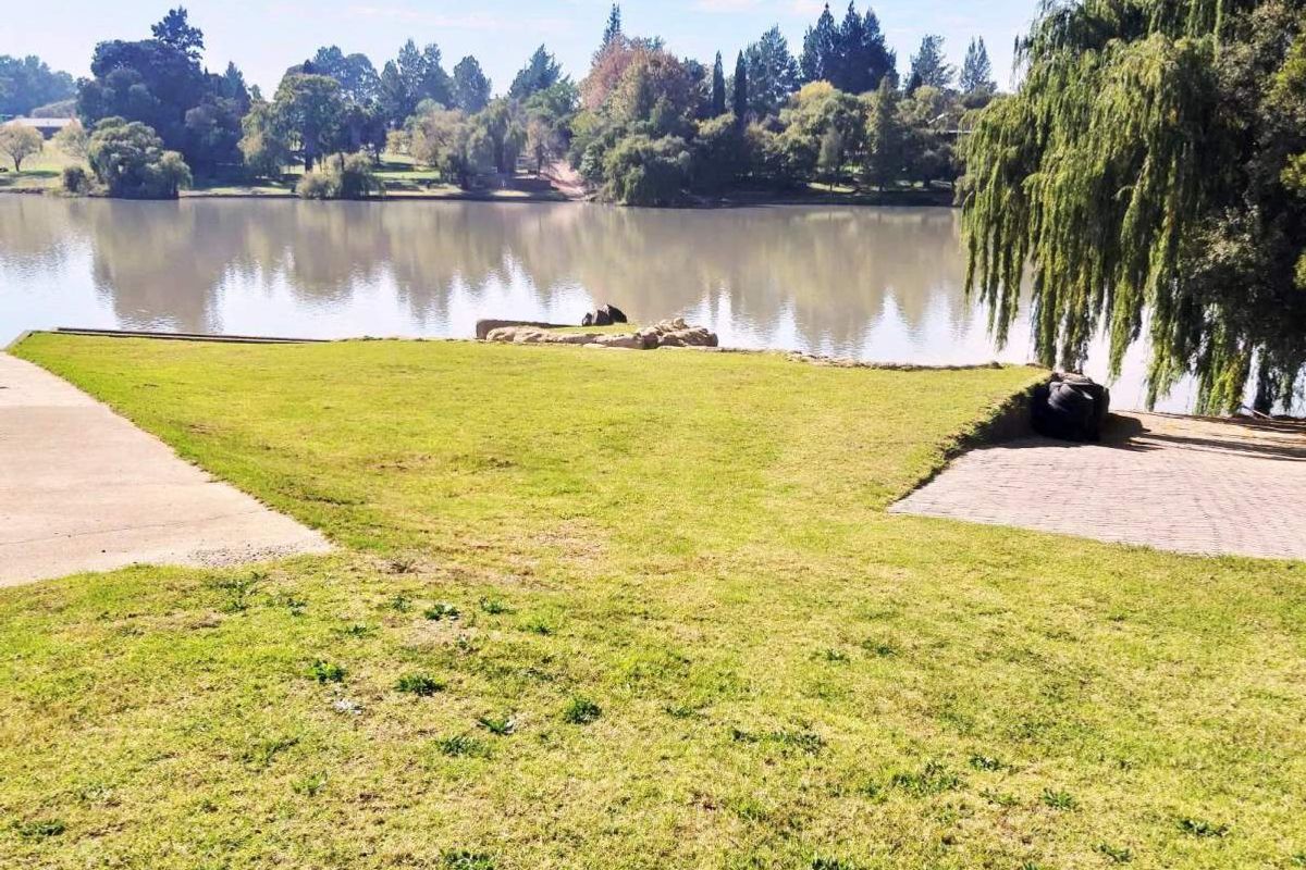 Grandstand Waterfront Gem with magnificent all-embracing Vaal River/Vaal Dam Wall views. - Photo 5