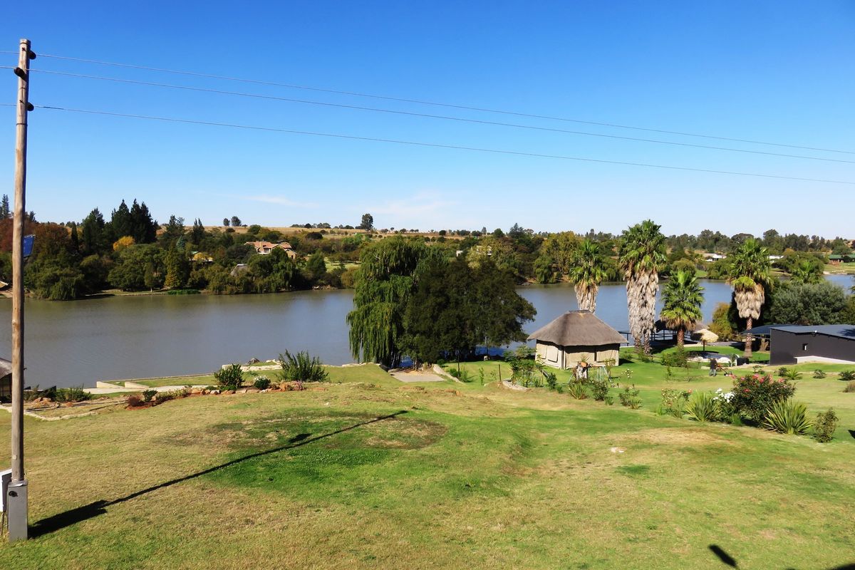 Grandstand Waterfront Gem with magnificent all-embracing Vaal River/Vaal Dam Wall views. - Photo 2