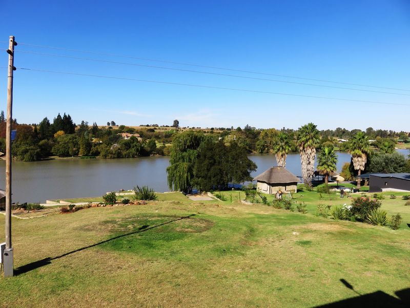 Grandstand Waterfront Gem with magnificent all-embracing Vaal River/Vaal Dam Wall views. - Photo 2