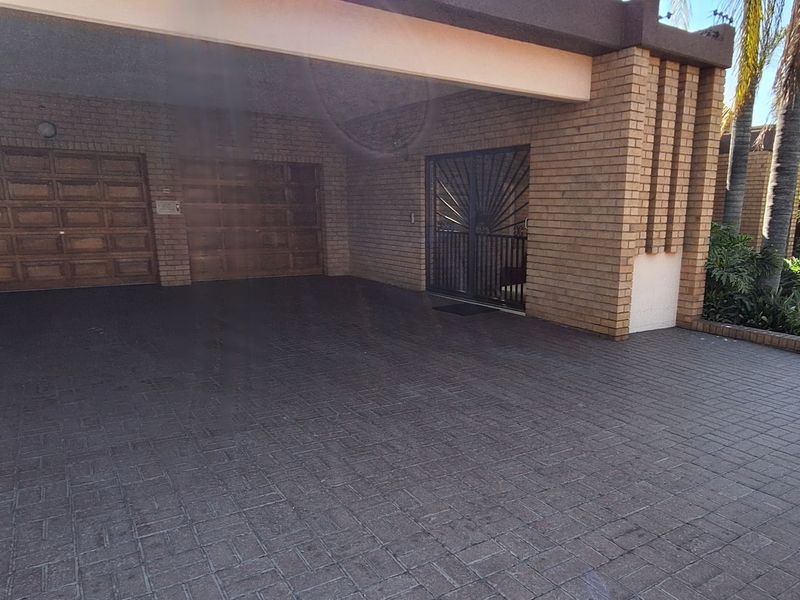 Harvest happy memories for your family in this brilliant and astonishing architectural masterpiece! - Photo 2