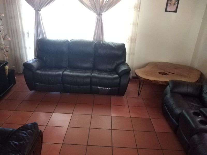 4 Bedroom home in sort after Hayfields arare - Photo 4