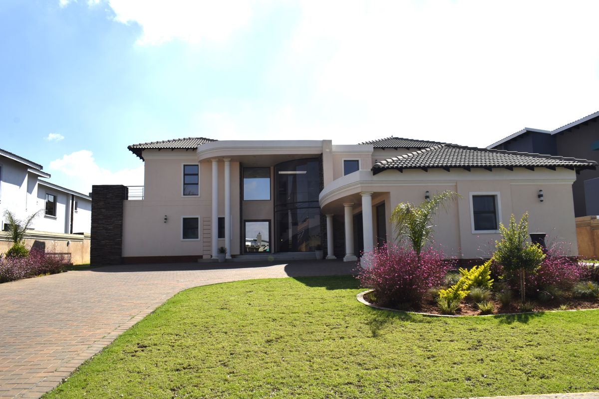 Neat 4 bedrooms home in Helderwyk Estate - Photo 2
