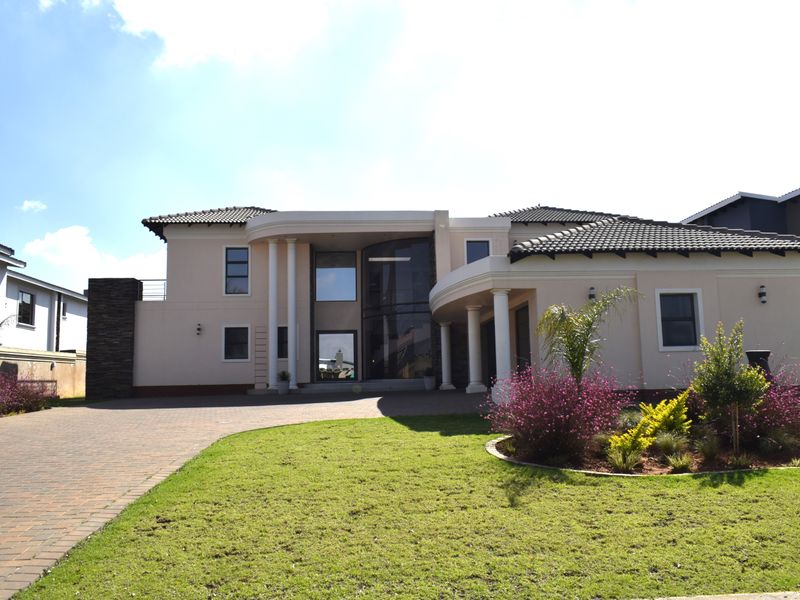 Neat 4 bedrooms home in Helderwyk Estate - Photo 2