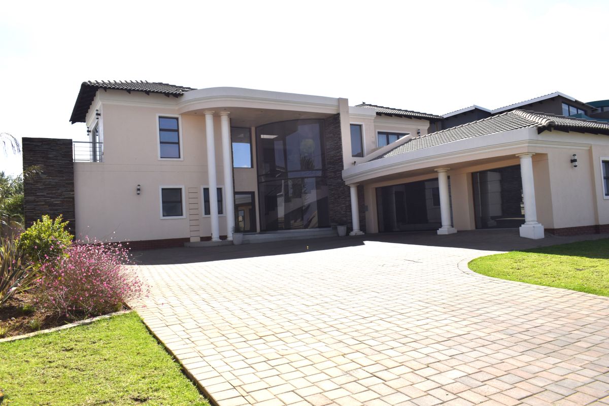 Neat 4 bedrooms home in Helderwyk Estate - Photo 3