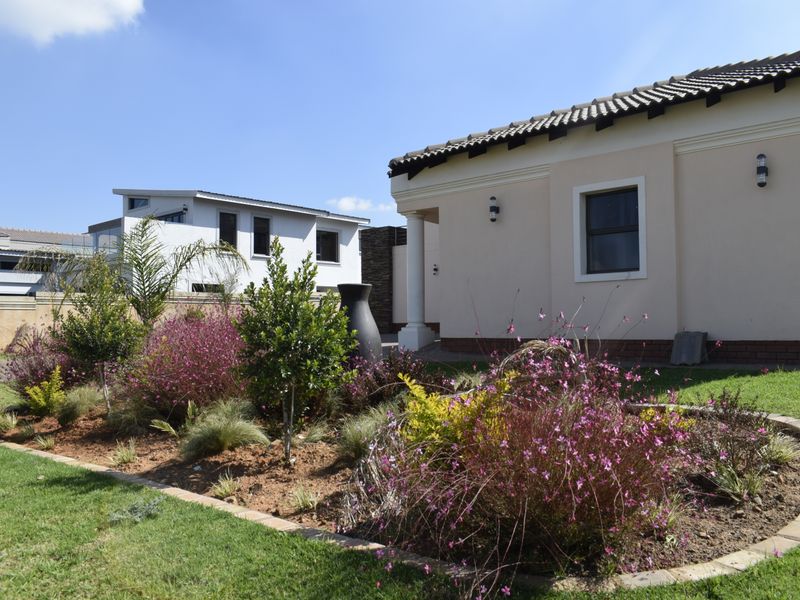 Neat 4 bedrooms home in Helderwyk Estate - Photo 10