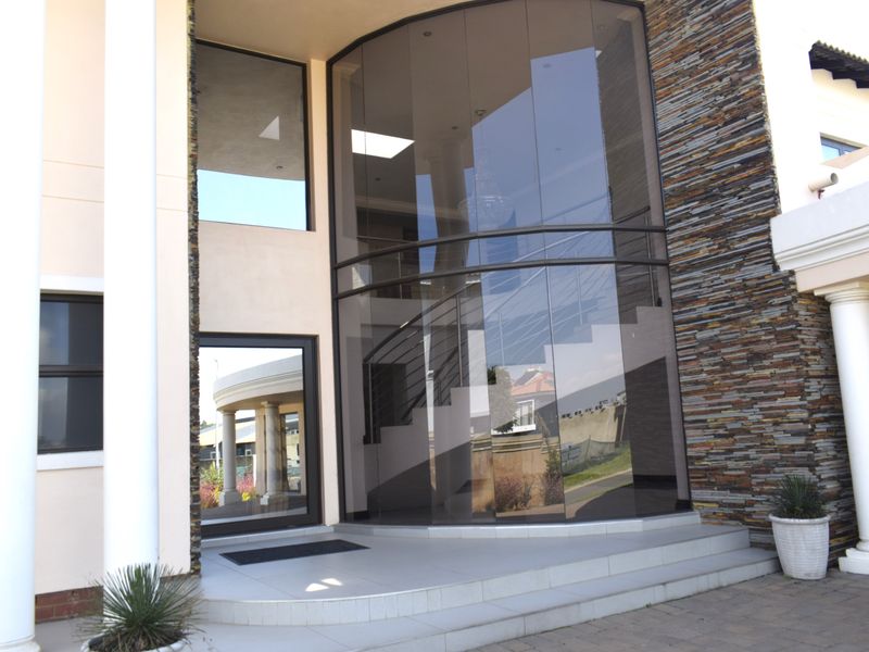 Neat 4 bedrooms home in Helderwyk Estate - Photo 7