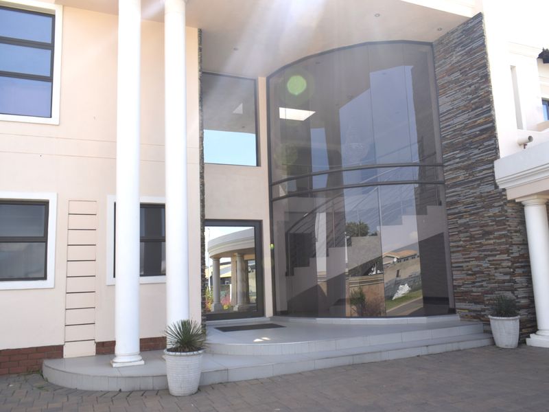 Neat 4 bedrooms home in Helderwyk Estate - Photo 6