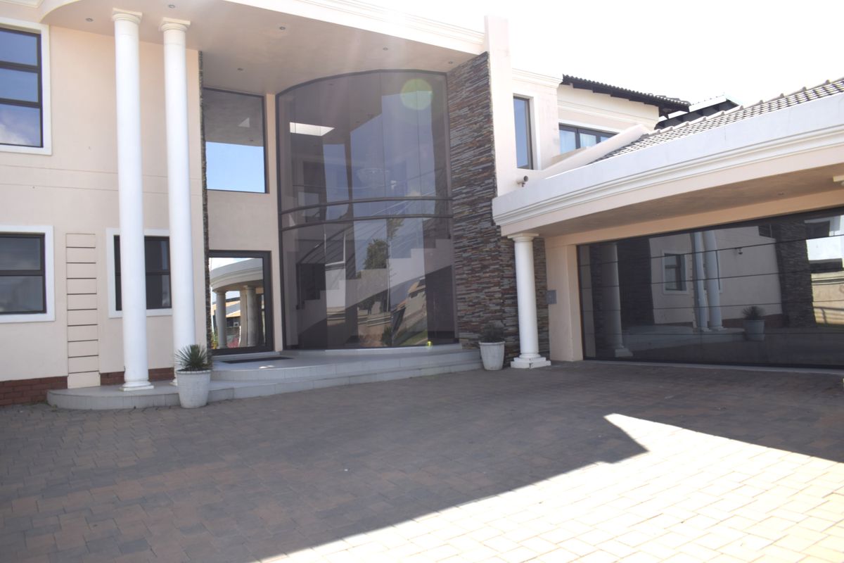 Neat 4 bedrooms home in Helderwyk Estate - Photo 5