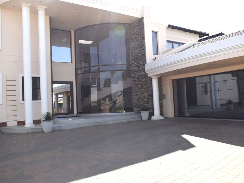 Neat 4 bedrooms home in Helderwyk Estate - Photo 5