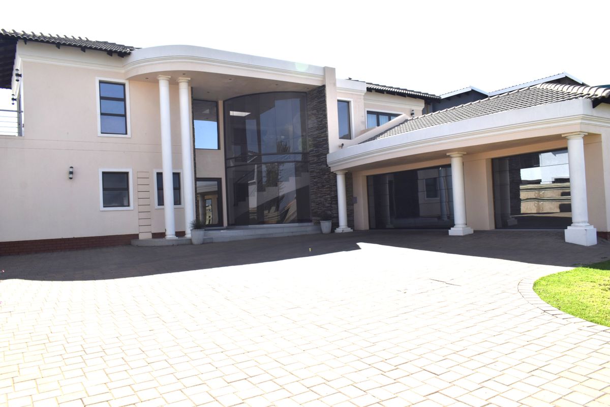 Neat 4 bedrooms home in Helderwyk Estate - Photo 4