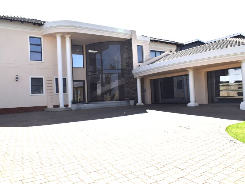 Neat 4 bedrooms home in Helderwyk Estate - Photo 4