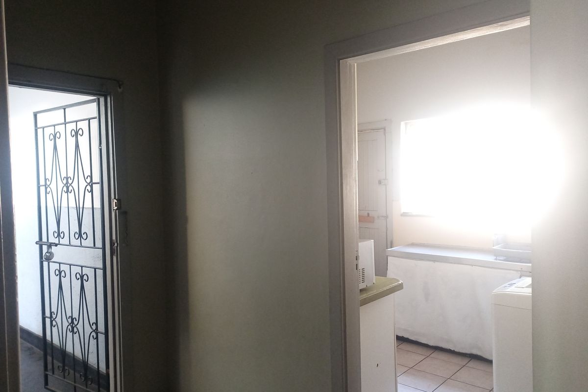 Modern Large 1 Bed Room To Let in Montclair - Photo 3