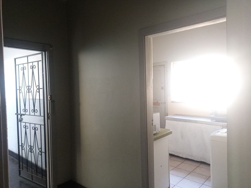 Modern Large 1 Bed Room To Let in Montclair - Photo 3