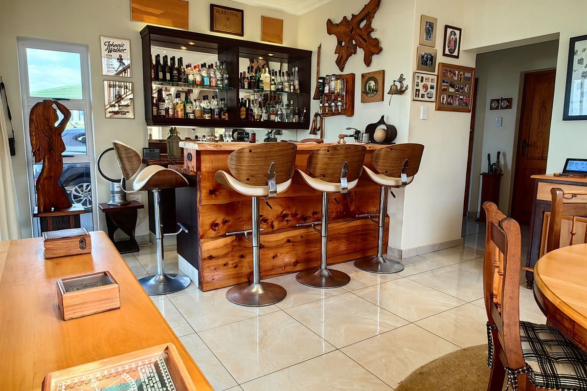 Exquisite Coastal Living: State-of-the-Art Home with Breathtaking Sea Views - Photo 5