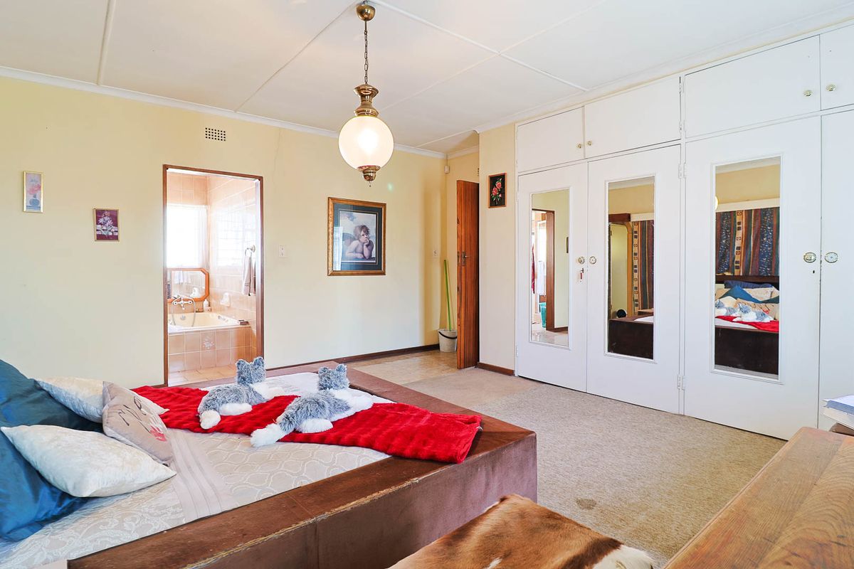 Room to Grow: 5-Bedroom Entertainer in Prime Location - Photo 3