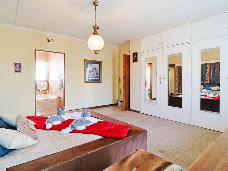 Room to Grow: 5-Bedroom Entertainer in Prime Location - Photo 3