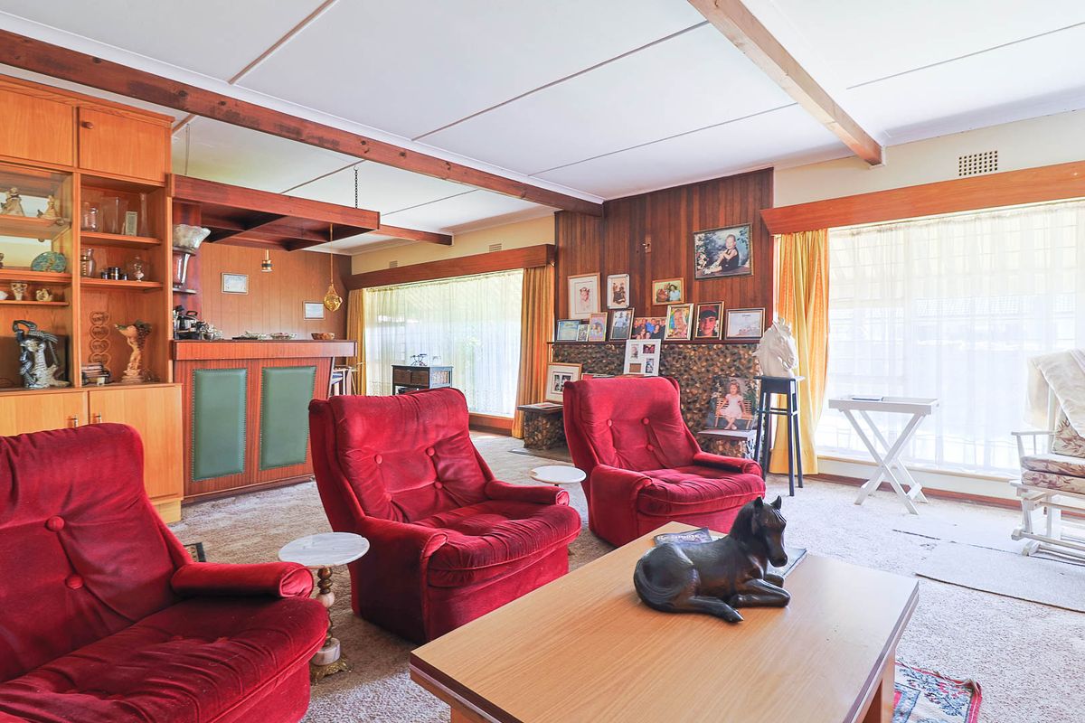 Room to Grow: 5-Bedroom Entertainer in Prime Location - Photo 4