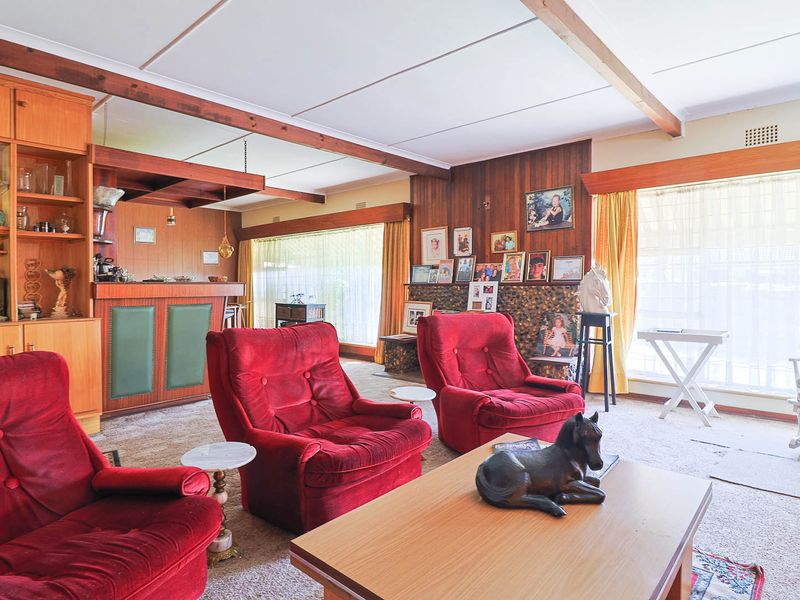 Room to Grow: 5-Bedroom Entertainer in Prime Location - Photo 4