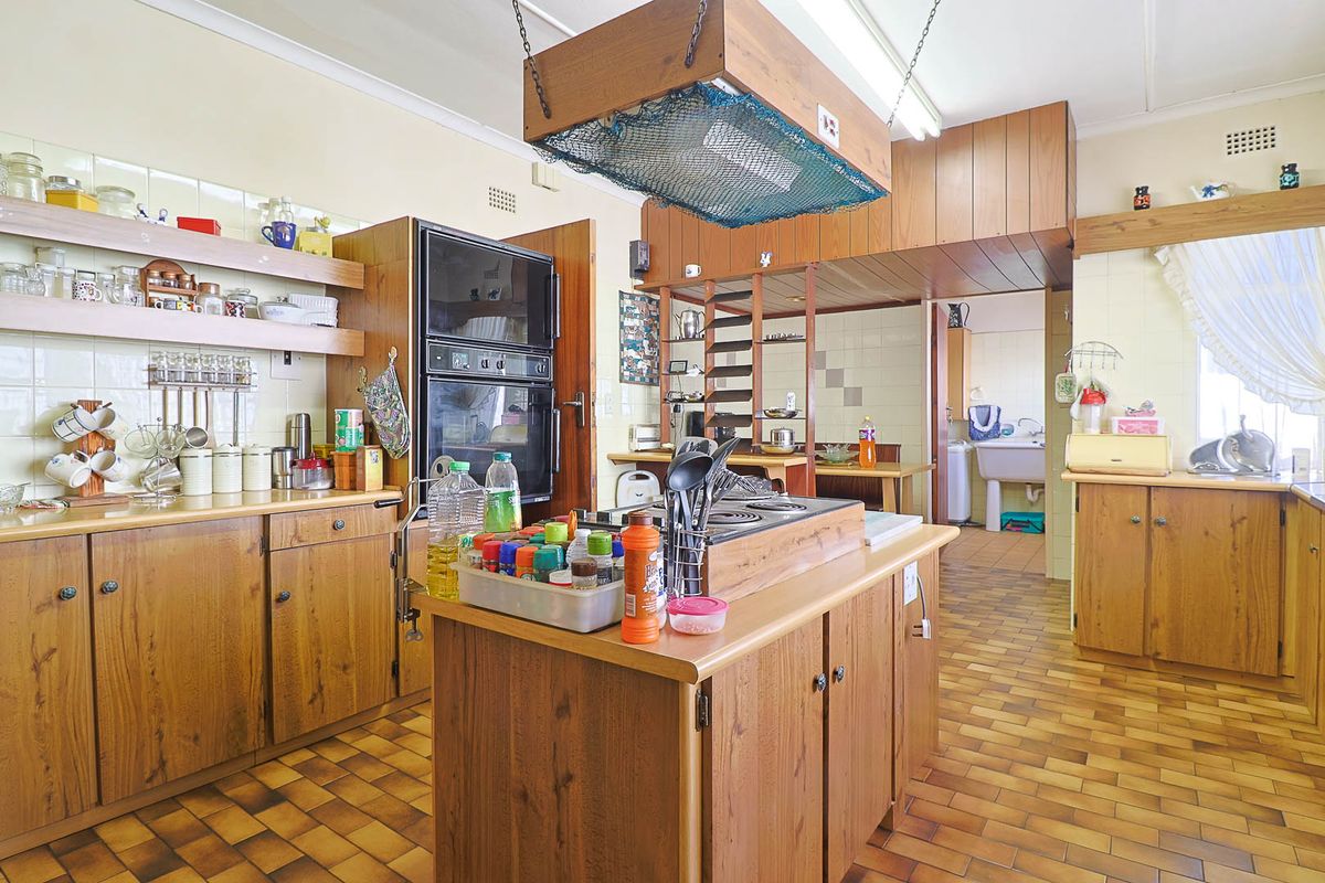 Room to Grow: 5-Bedroom Entertainer in Prime Location - Photo 2