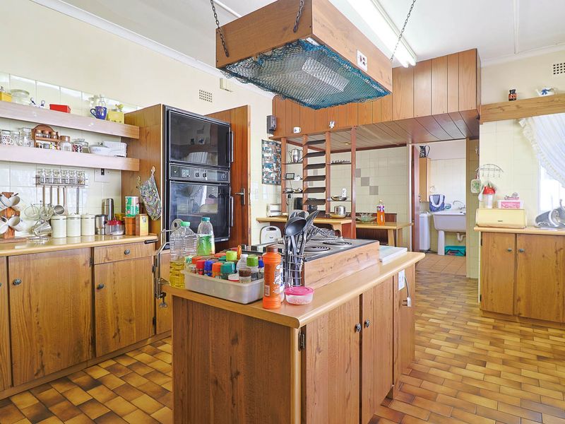 Room to Grow: 5-Bedroom Entertainer in Prime Location - Photo 2